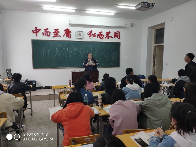 1554358473383456.jpg 王丽伟老师正在提问学生.jpg
